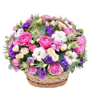 Цветы в корзинке с декоративными цветами