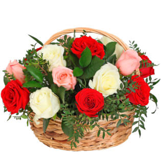 Цветы в корзинке с розами